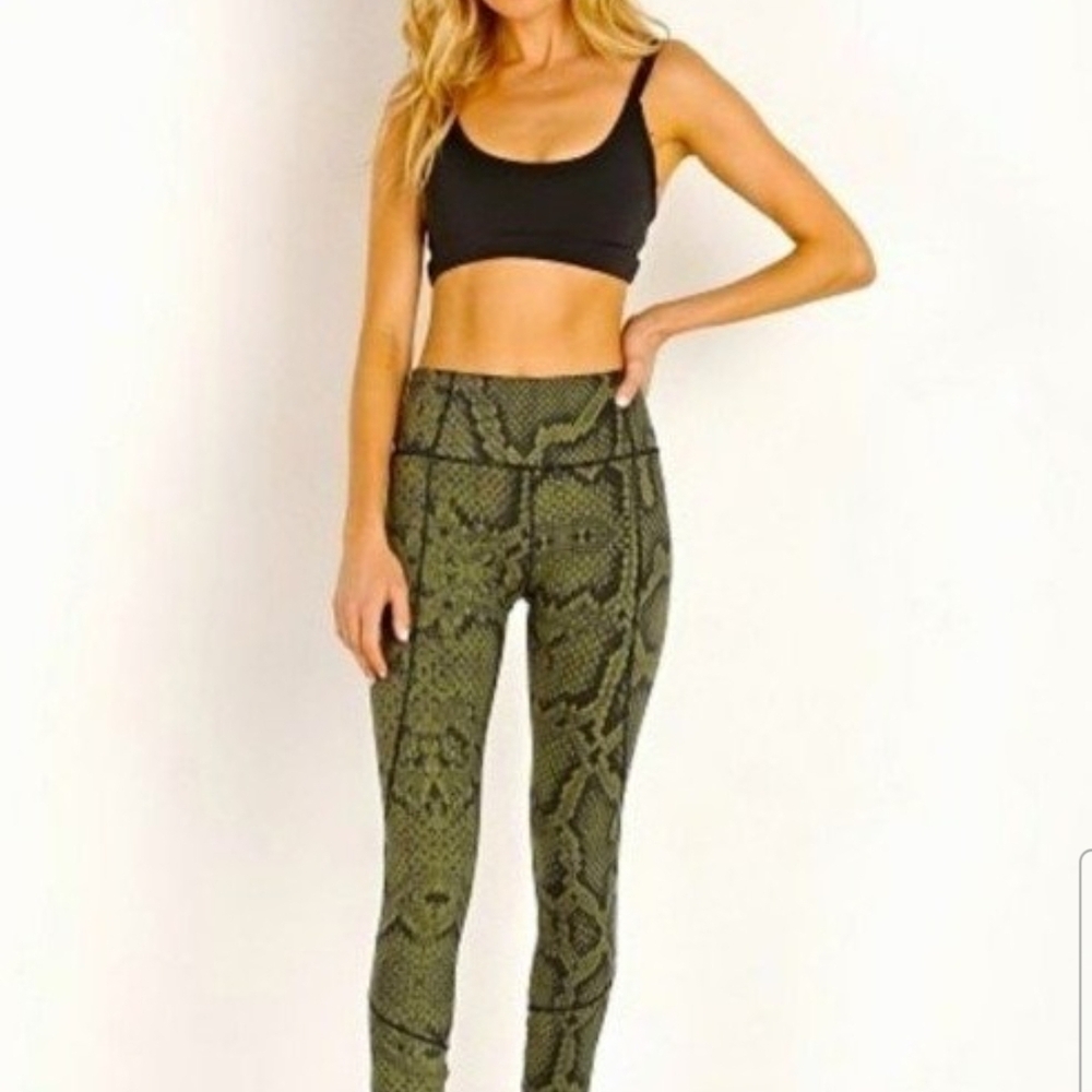 VARLEY Bedford Legging Tight Olive Snake XS


Pre-owned Varley leggings. Excelle